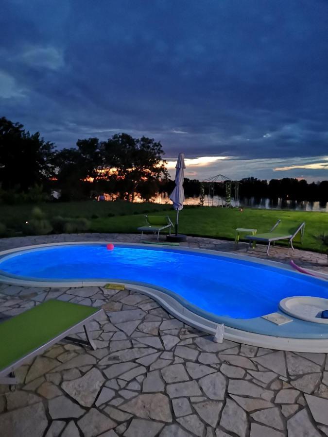 Vila Lily Villa สเมเดเรโว ภายนอก รูปภาพ